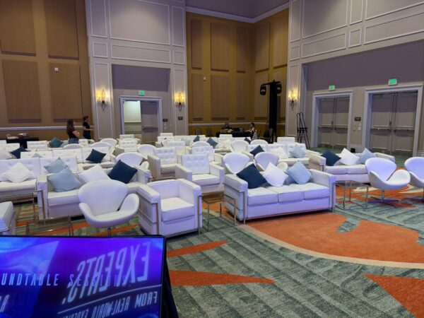 WhatsApp Image 2025-12-05 at 15.29.49_a41aa7ef Casting sofa - White