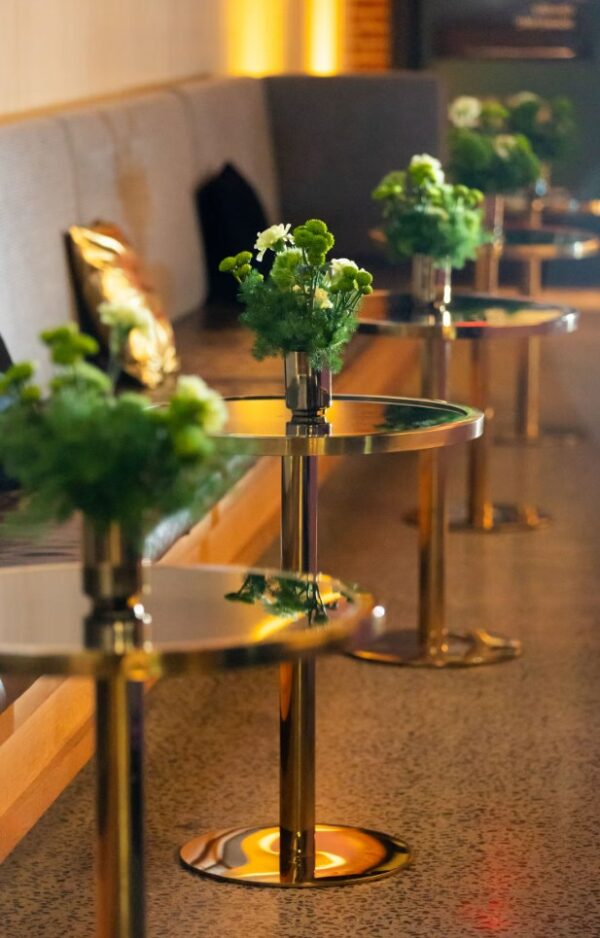 Kyoto high table - Black top with mirrored metal base