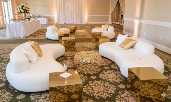b9535432-6fa9-4e02-b2a8-71b4966f3474 Peacock sofa - White